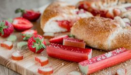 gâteau à base de rhubarbe et de fraise