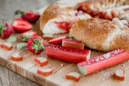 gâteau à base de rhubarbe et de fraise