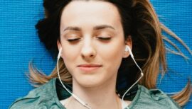 femme allongée faisant la sieste avec des écouteurs dans les oreilles