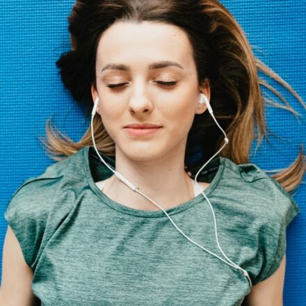 femme allongée faisant la sieste avec des écouteurs dans les oreilles