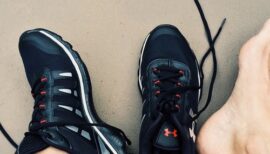 homme et sa paire de bakets