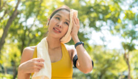 femme en train de faire du sport sous le soleil