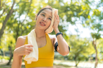femme en train de faire du sport sous le soleil