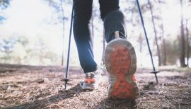 plan serré sur le pied d'une marcheuse nordique
