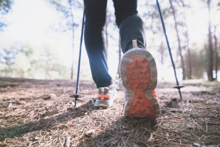 plan serré sur le pied d'une marcheuse nordique