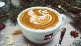 boisson chaude café et cannelle agrémentée d'un dessin mousse en forme de cygne