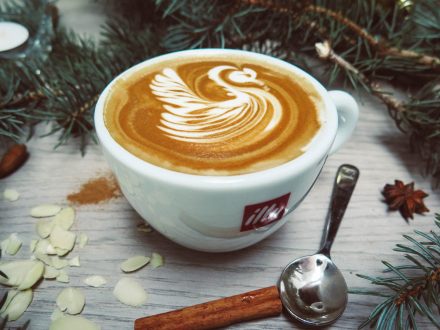 boisson chaude café et cannelle agrémentée d'un dessin mousse en forme de cygne