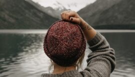 femme se tenant les cheveux par temps gris