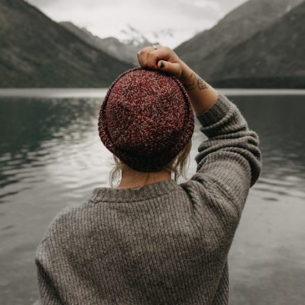 femme se tenant les cheveux par temps gris