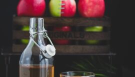 vinaigre de cidre, pomme coupée, carafe et verre