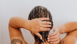 femme de dos sous la douche