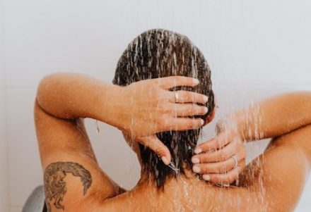 femme de dos sous la douche