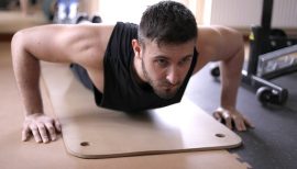 homme faisant des pompes