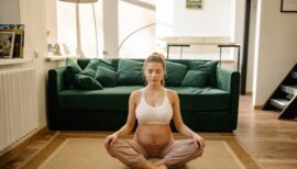 femme enceinte pratiquant le yoga