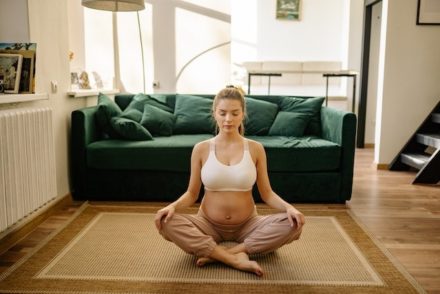 femme enceinte pratiquant le yoga