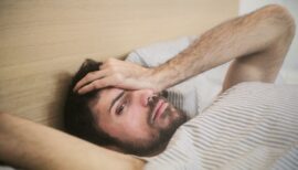 homme fatigué dans son lit