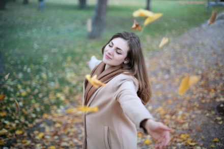femme heureuse dans un parc