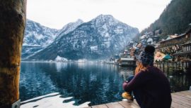 femme regardant un lac en hiver