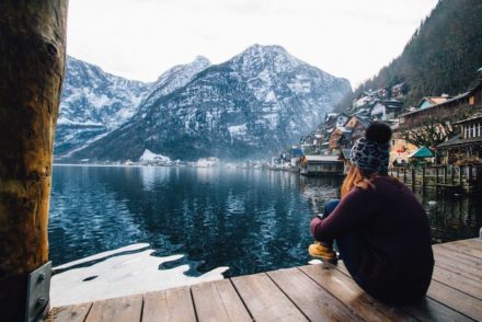 femme regardant un lac en hiver