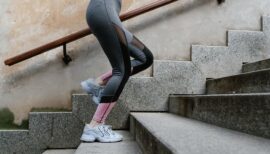 femme montant les escaliers en tenue de running