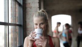 femme au sport avec queue-de-cheval