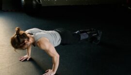 femme en train de faire des pompes