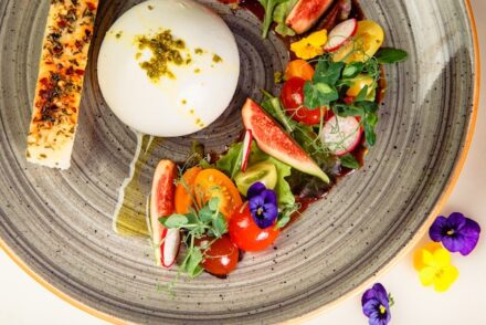 assiette santé avec légumes et épices