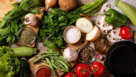 légumes, épices, condiments posés sur une table
