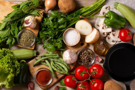 légumes, épices, condiments posés sur une table