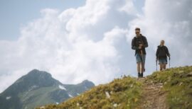 couple en train de randonner en montagne