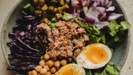 assiette vegan composée d'un oeuf, de pois-chiches, de thon...