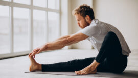 homme faisant des étirements