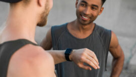 deux hommes en tenue de sport faisant le point sur les idées reçues