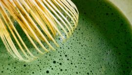 gros plan sur thé matcha battu avec un fouet à matcha