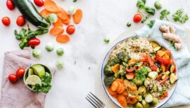 assiette santé à base de légumes, de céréales et de légumineuses