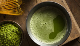 Thé matcha dans un bol avec son fouet de bambou