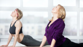 deux femmes réalisant une posture de yoga