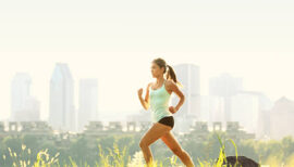 Femme effectuant son footing en été