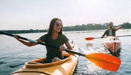 Couple faisant du kayak pendant leurs vacances