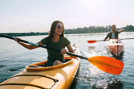 Couple faisant du kayak pendant leurs vacances