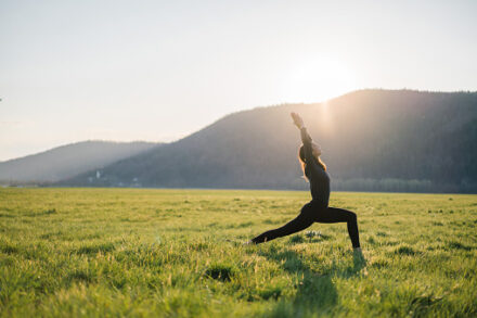 Femme pratiquant le yoga en plein air