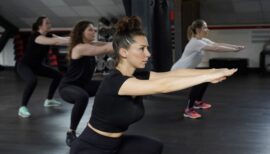 femmes en cours de fitness collectif