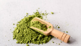 poudre de spiruline et cuillère en bois