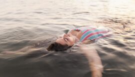femme prenant un bain d'eau froide dans un lac