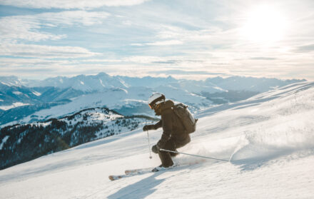 femme skiant dans la neige fraîche