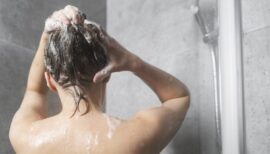 femme prenant une douche