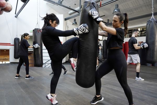 femmes en cours de boxe à Genève