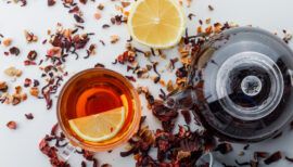 boisson chaude façonthé en train d'infuser