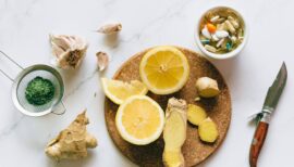 assortiment de produits naturels (gingembre, ail, citron...) pour se soigner