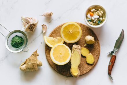assortiment de produits naturels (gingembre, ail, citron...) pour se soigner